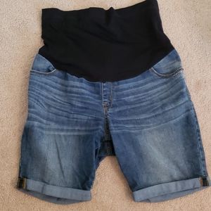 Full belly panel maternity Bermuda shorts
